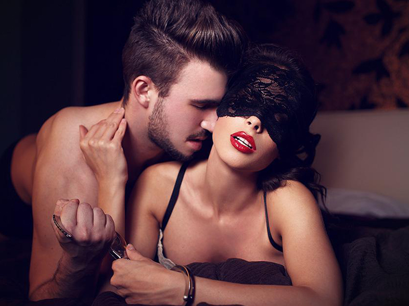 Секс завязанными глазами с девушкой и парнем в постели отеля